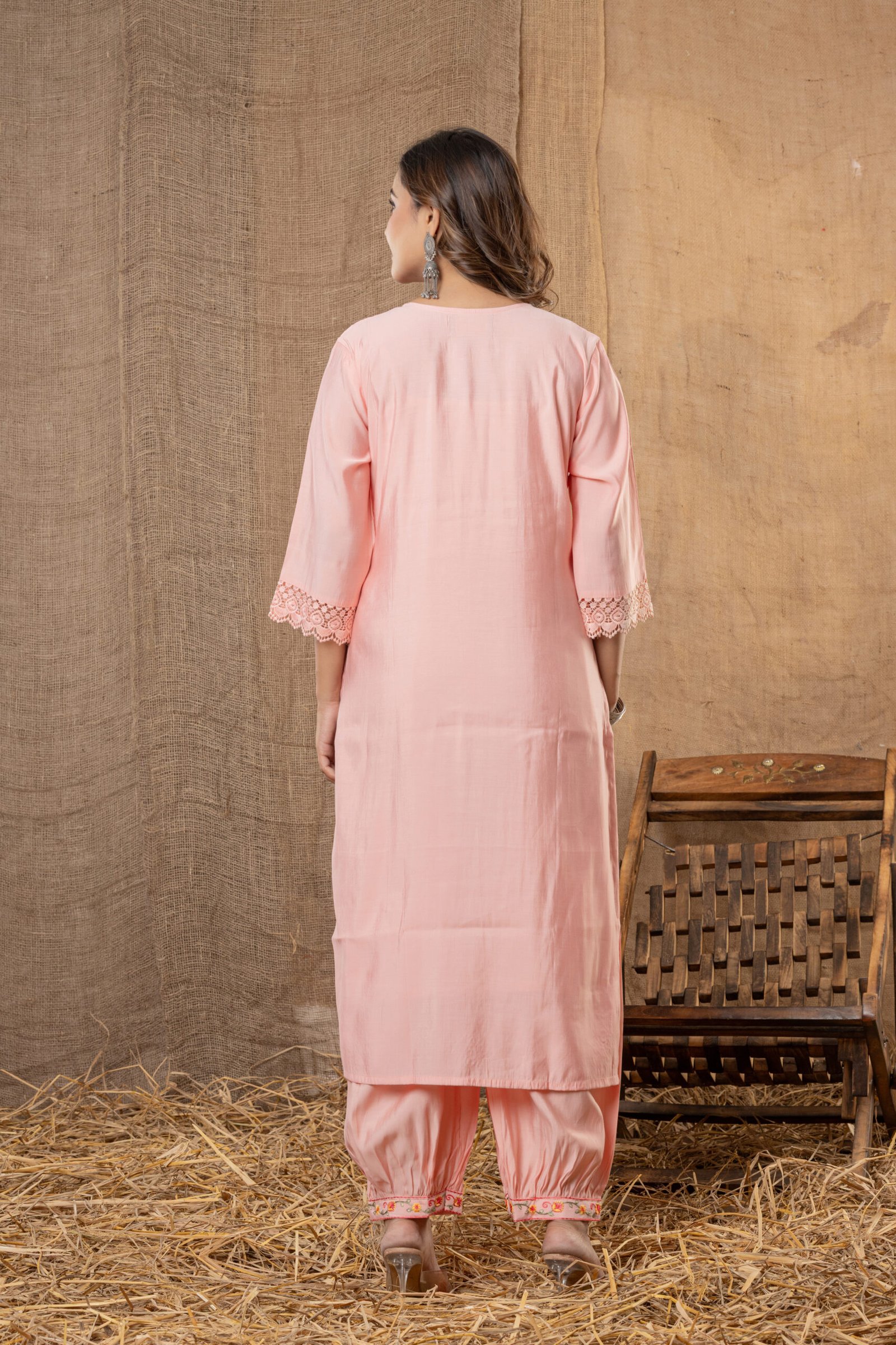 Women's Baby Pink Embroidered Kurta Set With Dupatta - Image 2