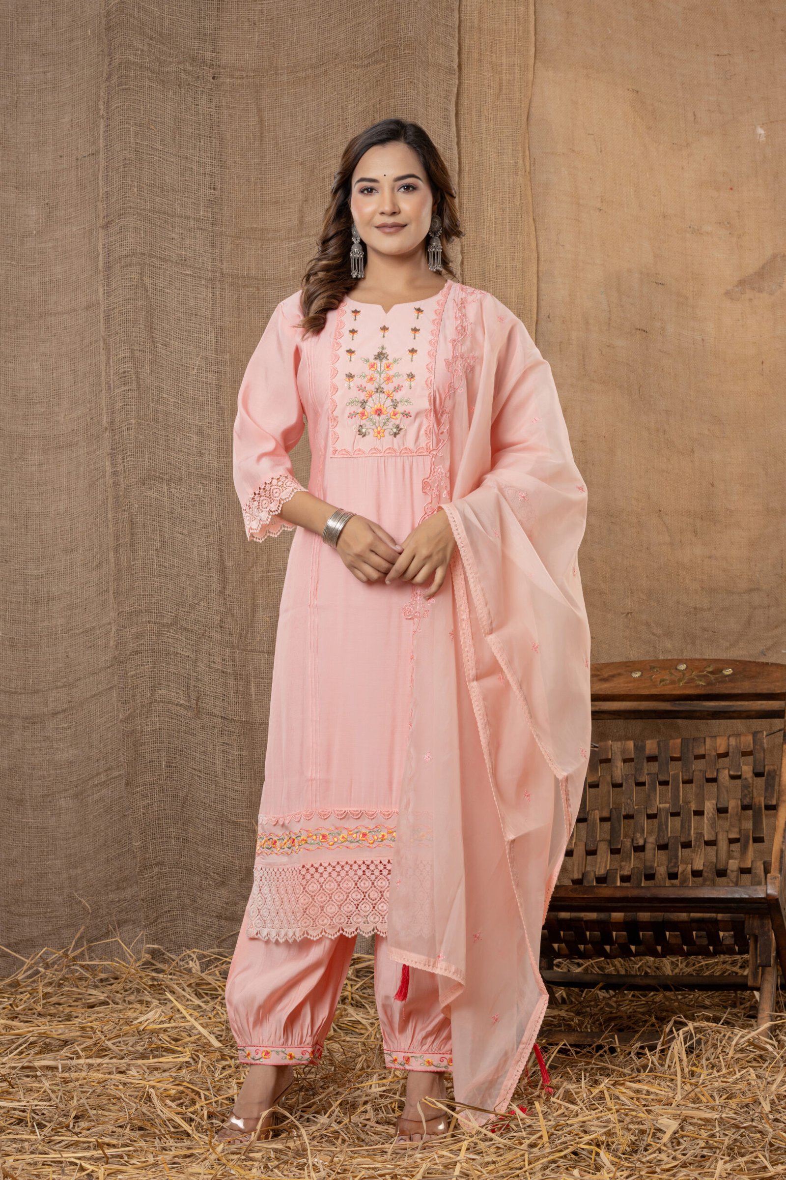 Women's Baby Pink Embroidered Kurta Set With Dupatta - Image 3