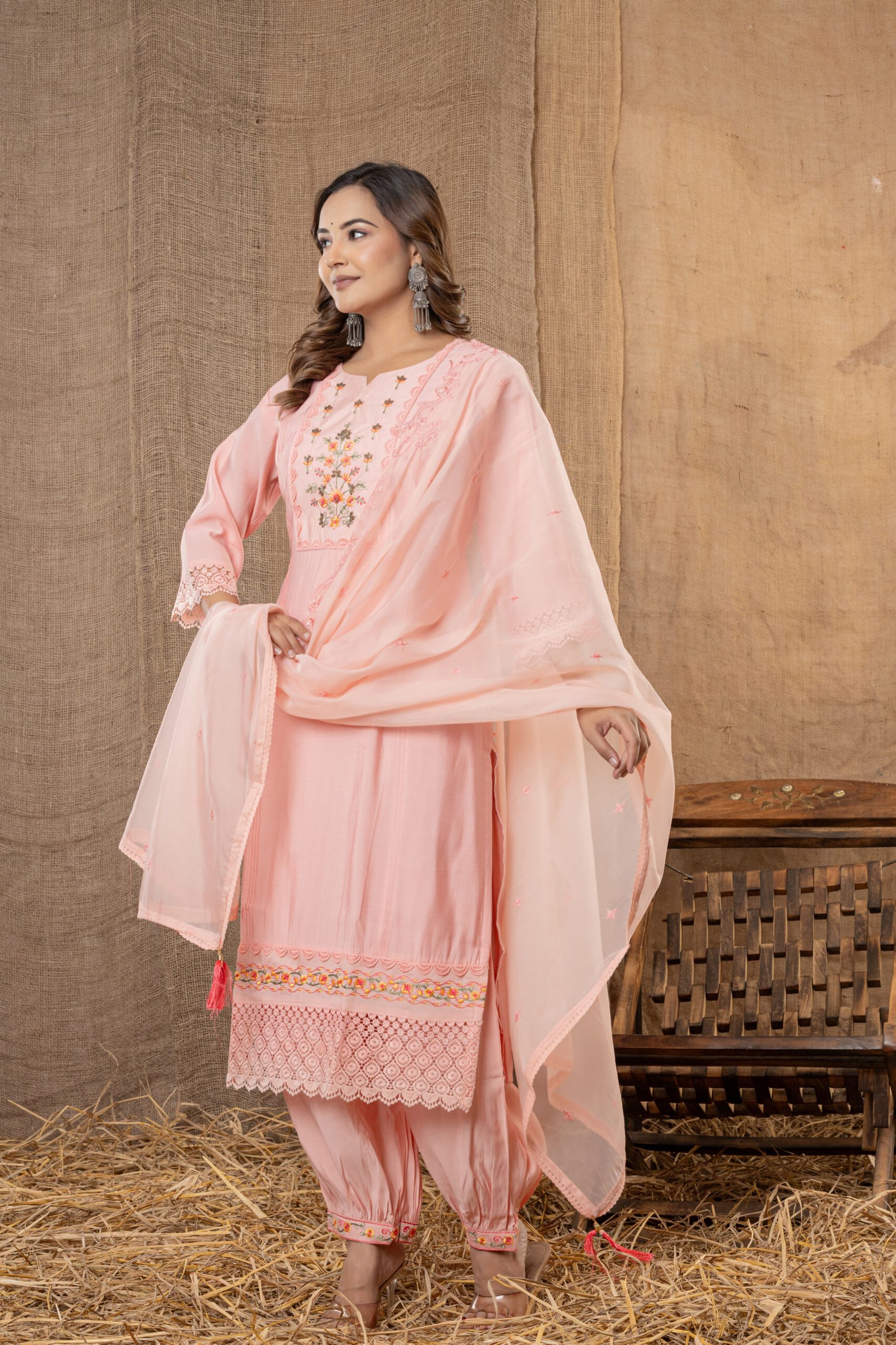 Women's Baby Pink Embroidered Kurta Set With Dupatta - Image 5